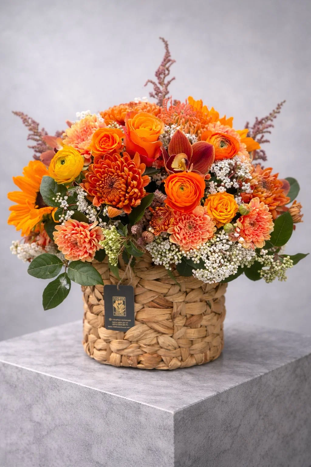 Turuncu Tonlarda Sepet Çiçek Aranjmanı